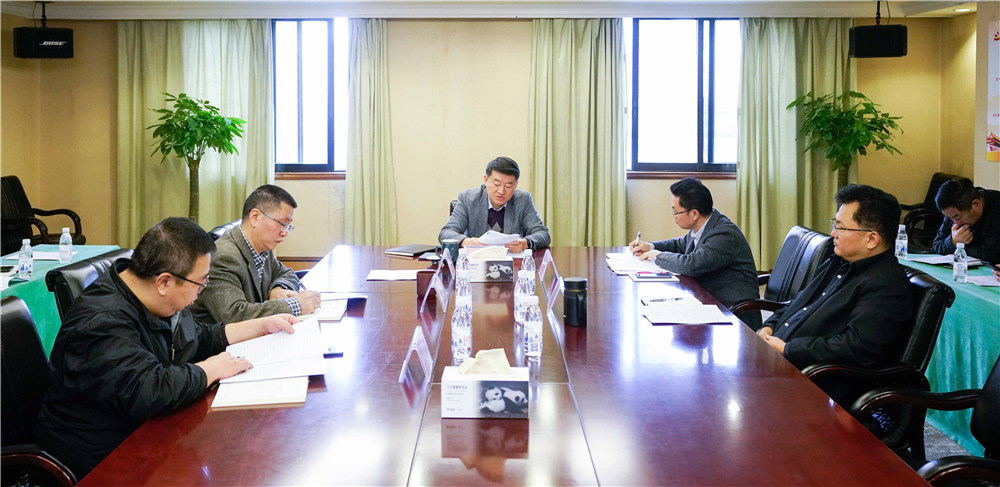 省银娱优越会集团党委召开中心组（扩大）聚会转达学习党的十九届四中全会精神