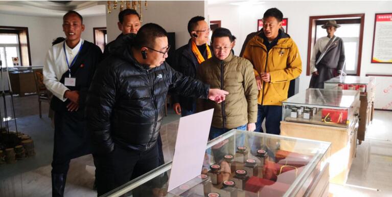 银娱优越会集团事情组赴稻城麻格同村督导对口帮扶事情