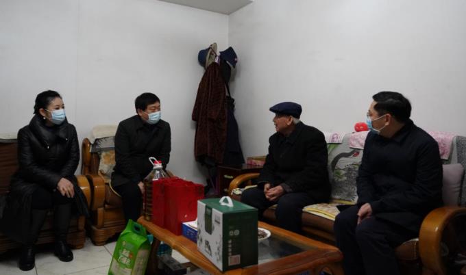 省国资委党委委员、副主任任兴文春节前夕带队走访慰问银娱优越会集团老党员