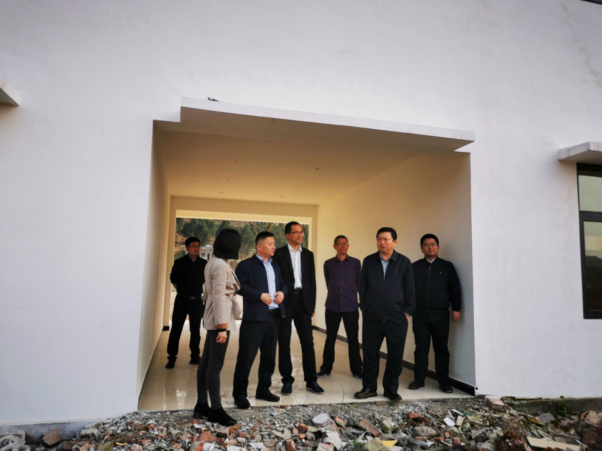 银娱优越会集团党委副书记、董事陈日到邓家沟村开展帮扶事情