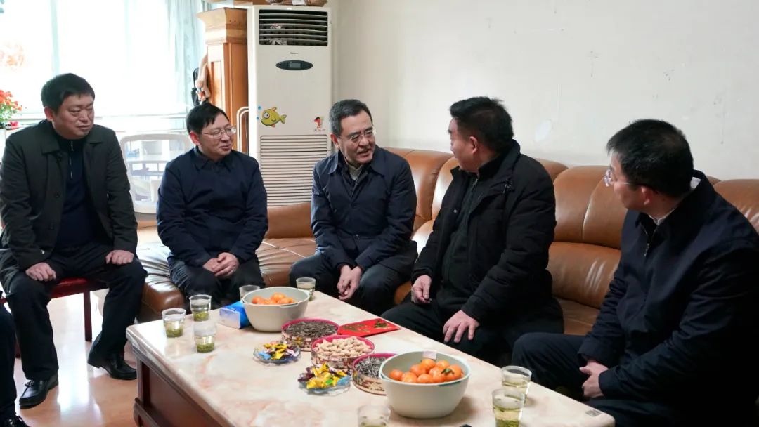 省国资委党委书记、主任冯文生等向导走访慰问省银娱优越会集团老党员、老干部